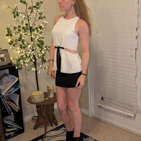 Cute out white top with black belt accent - Picture 2 of 6